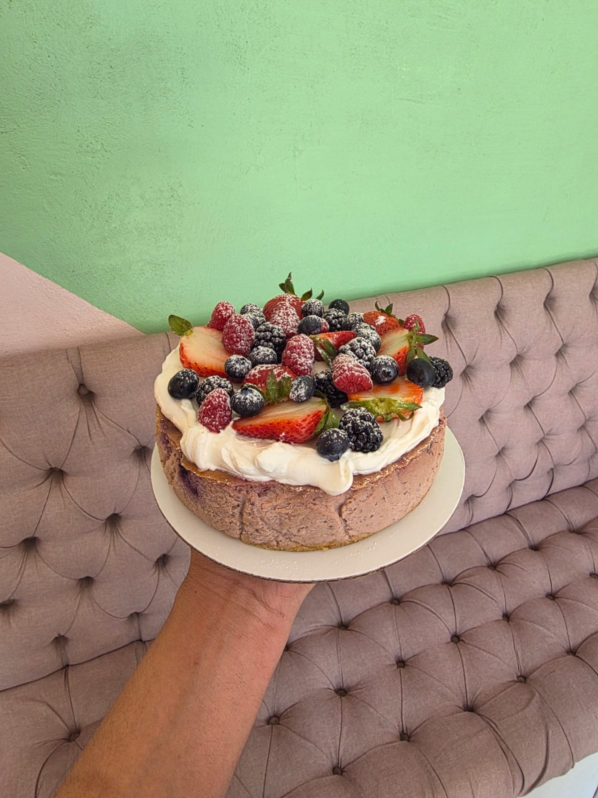 Cheesecake mediano de yogurt con frutos rojos